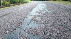 Uz autoceļa Tukums–Ķesterciems tiek labots virsmas apstrādes darbu brāķis