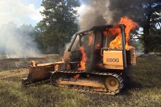 Dedzina kūlu un deg buldozers