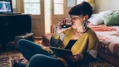 Alkoholisko dzērienu mazumtirdzniecība būs atļauta arī internetā