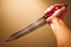 Tukumā pārdzēries vīrietis iedur sievietei mugurā nazi