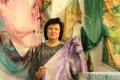 Galerijā «Durvis» Tukumā skatāmas gleznas, šalles, lakati un gleznas uz zīda