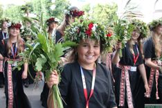 Skolu jaunatnes dziesmu un deju svētku gājienā