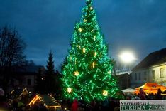 Tukumā iedegta Lielā svētku egle /FOTO/