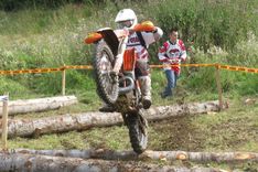 Tukumniekiem enduro sezonas kopvērtējumā pilns medaļu komplekts!