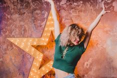 Kas slēpjas aiz nācijas mīlētākajām balsīm?