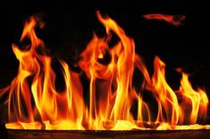 Tā nebija drēbju kaudze! Tur dega cilvēks!