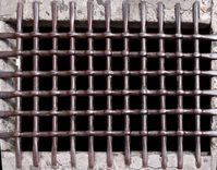 Vīrietis, iespējams, narkotiku reibumā, ārdās policijas automašīnā