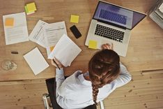 Valdība precizē noteikumus; skolās mācības klātienē tomēr vēl neatsāksies