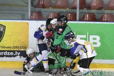 Jaunie hokejisti cīnās ar mainīgām sekmēm