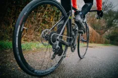 Auto un velosipēdista sadursme Jaunpils pusē