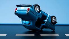 Palīdz apvelt apgāzušos auto