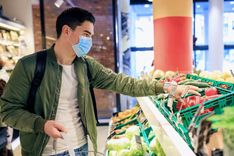 Covid-19 kontaktpersonas noteiks arī darba devējs; pakalpojumus nedrīkstēs sniegt, ja cilvēks nelietos sejas masku