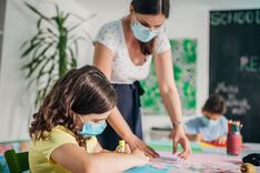 Pirmsskolas un speciālās izglītības iestāžu pedagogi un atbalsta personāls saņems piemaksas par darbu Covid-19 pandēmijas apstākļos