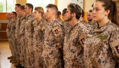 Valdība apstiprina Valsts aizsardzības mācības ieviešanu un 12. klases skolēnu tiesības šogad nekārtot monitoringa darbus