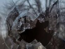 Kā vecākais vīrietis iekoda jaunākajam uzacī