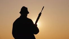 Vīrietis alkohola reibumā draud nošauties