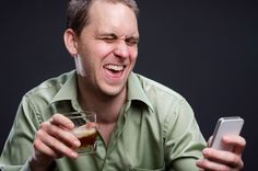 Slampē stipri iereibis vīrietis zvana policijai