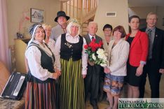 105. dzimšanas dienas viesi sveic dižjubilāru