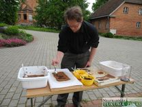 Jaunmoku pilī mācījās, kā no dabas veltēm izgatavot noderīgas lietas