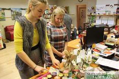 Jaunpils jaunieši gatavo dāvanas senioriem