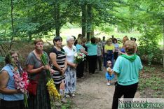 Jaunpils pensionāri atjaunojuši Ozolu uzkalniņu pils parkā /FOTO/