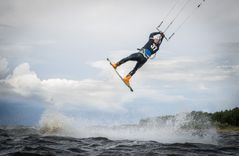 Jūrā pie Ragaciema iepūš kaitbordistu