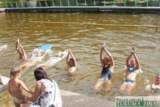 Bērni Kandavas tehnikumā apgūst peldētprasmi