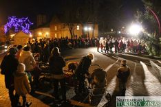 Svētku egle iedegta arī Kandavā /FOTO/