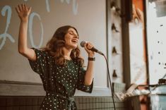 Dziedi, smejies un svini: unikāla karaoke pieredze Rīgas centrā