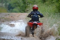 Vānē zēns ar kvadriciklu notriec tēti