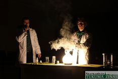 Zinātniskais ķīmijas un fizikas teātris «Laboratorium» Slampē /FOTO/