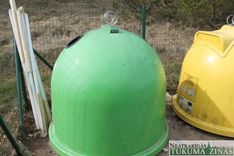 Nelieciet dienas gaismas spuldzes pie šķiroto atkritumu konteineriem!