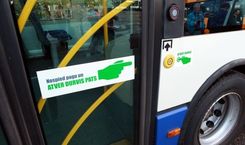 Pienavā kravas auto iebrauc aizmugurē autobusam, cietuši bērni