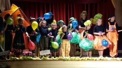 Lestenes bērnu teātris spēlē «Nekaunīgo zirni»