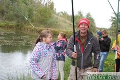 Bērniem Tumē māca makšķerēt
