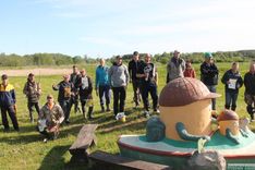 Kaklasaitēs un makšķerēm pār plecu