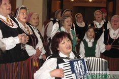 Folkloristi sadzied Šlokenbekas muižā /FOTO/