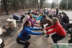 Arī Tukumā māmiņas vingro kopā ar mazuļiem ratos /FOTO/