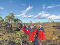 Dejotāji no visas Latvijas uzbur deju rakstus Ķemeru purvā/FOTO/