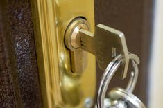 Slampē divi vīrieši piekauj trešo un izdemolē viņa dzīvokli