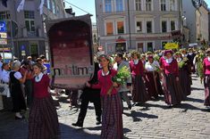 Uz emocionāla pacēluma viļņa beidzas Dziesmu svētki  /VIDEO/
