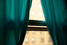 Tukumā vīrietis dzērumā smēķējot izkrīt pa 2. stāva logu