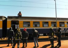 Vīrietis mirst, vizinoties uz elektrovilciena jumta