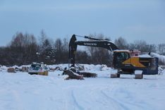 Pauzera pļavā demontē būvkonstrukcijas