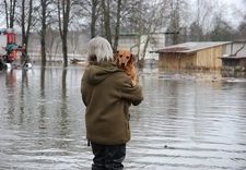 Aicina applūdušo teritoriju iedzīvotājus neriskēt ar dzīvību
