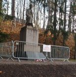 Kāpēc piemineklim žogs apkārt?