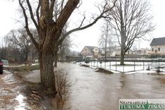 Sācies plūdu laiks – no krastiem izgājusi Slocene, applūduši ceļi Jaunpils pusē un Tumē /FOTO/
