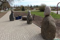 Gājēju celiņu papildina skulptūras
