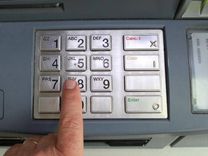 Tukumā mēģinājuši zāģēt bankomātu