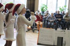 Bērni dāvina koncertu un sūta Ziemassvētku sveicienus senioriem/FOTO/